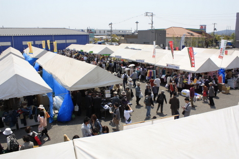 児島フェスティバル「児島駅前周辺エリア」の卸市の写真